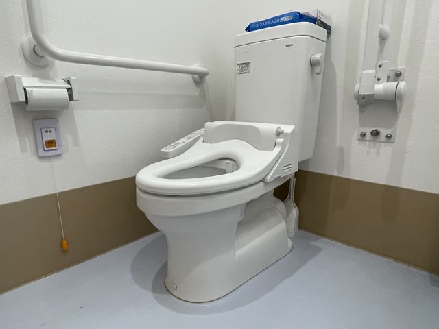 安全に配慮したトイレ トイレ 余裕のあるスペースと手すりが備わった、安心感のある清潔なトイレです。