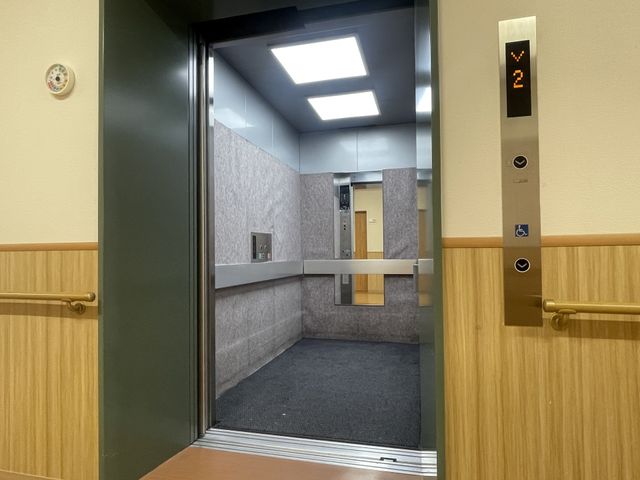 明るいエレベーター エレベーター 広々とした明るいエレベーターです。車椅子の方にも優しい設計になっています。