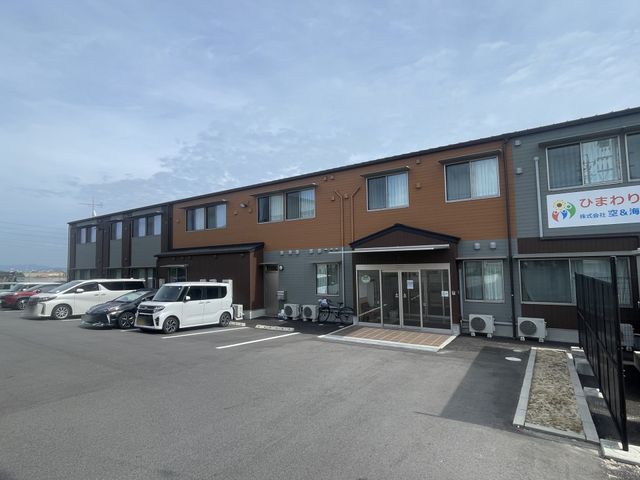 施設の外観 外観 広い駐車スペースを備えたエントランスです。車でのアクセスが便利になっています。