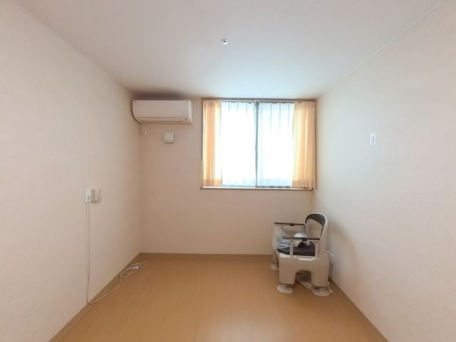 シンプルな居室 居室 清潔感のある居室には、自然光が柔らかく差し込んでいます。空調設備も整っていますので、快適に過ごせます。