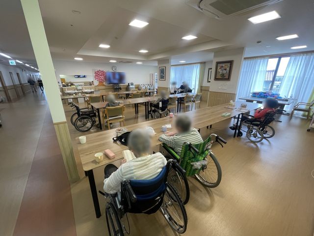 車椅子ユーザーのいる部屋 リビング 広々とした空間で、車椅子の方も自由に過ごせます。自然光が差し込み、明るい雰囲気です。