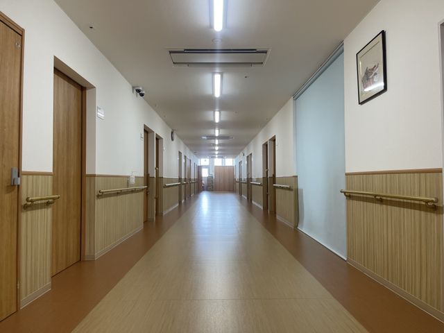 広々とした廊下 廊下 明るい照明で安全に歩行できる廊下です。手すりが設置されており、移動がサポートされています。