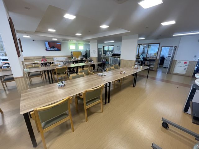 明るいスペースの居室 居室 自然光が心地よく差し込む広々とした空間です。交流やくつろぎのひとときに最適です。