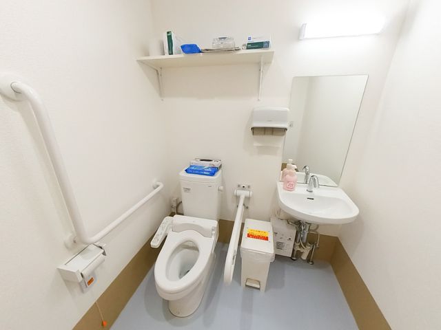 機能的なトイレ トイレ 手すり付きの清潔なトイレは、安全に利用できます。シンプルで使いやすい設計です。