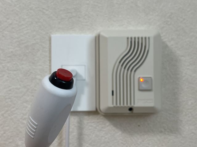 緊急呼び出しボタン 機能訓練室 目立つ赤いボタンで、安全・安心のためにいつでもサポートを呼び出せます。