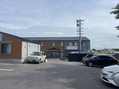 車が停まっている建物外観