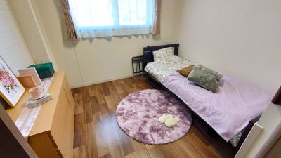 ベッドと家具の居室