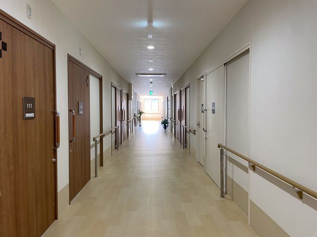 明るい廊下 廊下 自然光が差し込む明るい廊下です。木目調のドアと手すりが温かみを感じさせます。