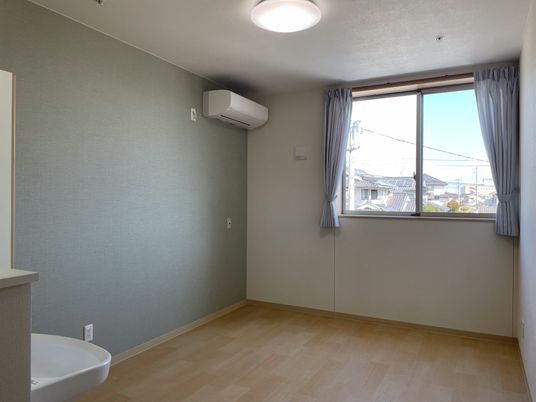 明るい個室の居室