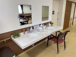 快適な洗面台の廊下