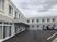 広い駐車スペースの外観