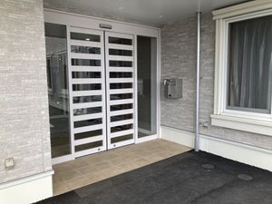 幅広い出入口のエントランス