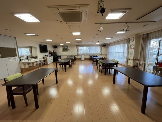 明るい多目的室の様子