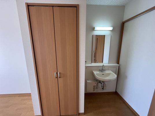 木目調の居室入口