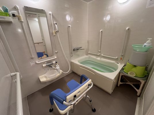 安全な手すり付き浴室