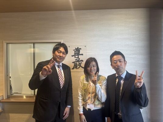 スタッフ3人のエントランス  