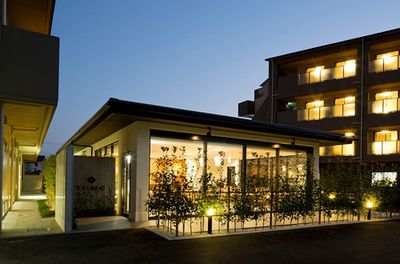 緑に囲まれた建物の外観