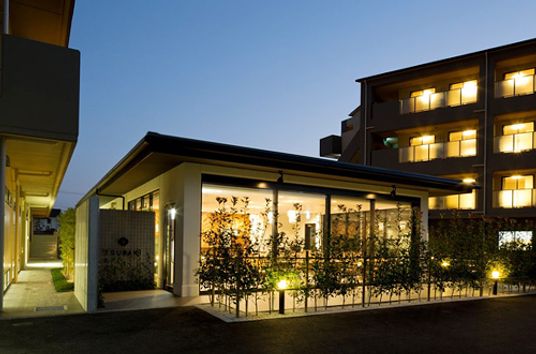 緑に囲まれた建物の外観