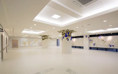 広々とした空間の内観