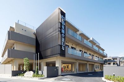 現代的な外観の建物