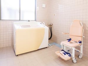 機能訓練用浴槽のある浴室  