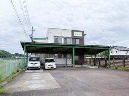 エントランスと駐車場