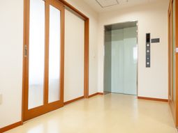 広々とした廊下の様子