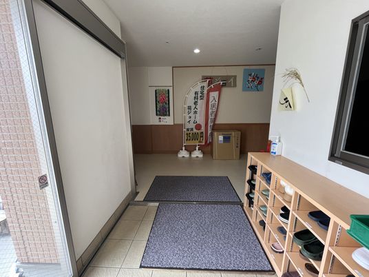 玄関の靴棚とドア