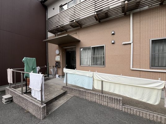 外に干された洗濯物の風景