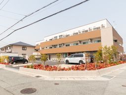 周辺の街並みに調和する外観
