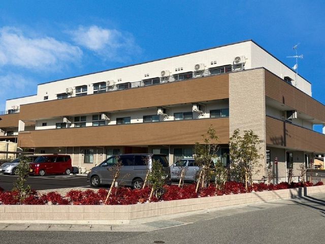 外観の建物 外観   青空の下に、木目調の外壁が印象的な建物が見えます。駐車スペースもあり、出入りしやすそうな印象です。