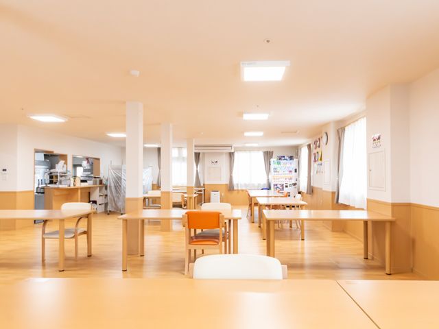 広々とした食堂 食堂 自然光が差し込む明るい空間です。テーブルが整然と配置され、快適な休憩ができる場所です。