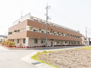 角に位置する建物外観