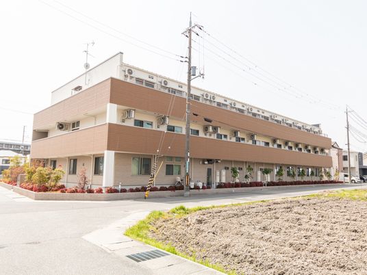 角に位置する建物外観