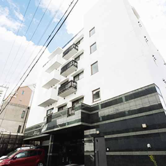 スタイリッシュな建物の外観