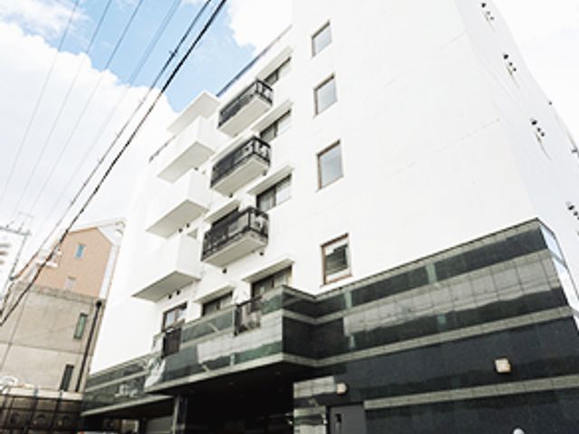スタイリッシュな建物の外観 外観 都会的なデザインの外観が特徴的な、快適な職場環境を予感させる施設です。