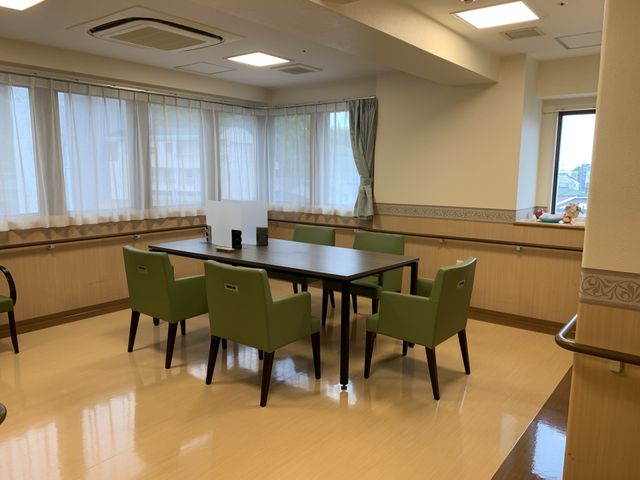 居心地の良いダイニング ダイニングルーム ゆったりとした空間のダイニングルームです。テーブル周りは開放的で、明るい窓辺には植物も置かれ、落ち着いた雰囲気が演出されています。