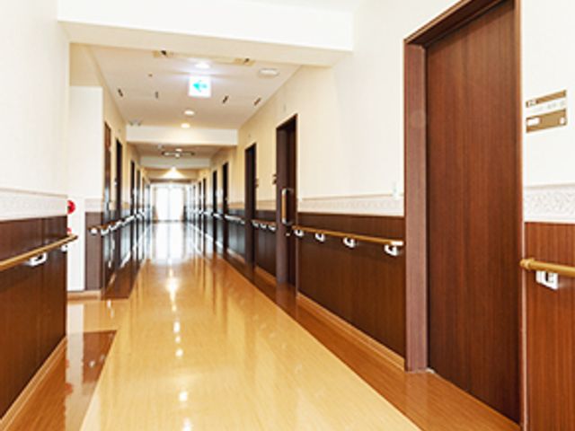 整備された綺麗な廊下 廊下 広く清潔な施設の廊下で、快適な環境でのお仕事をご提供します。