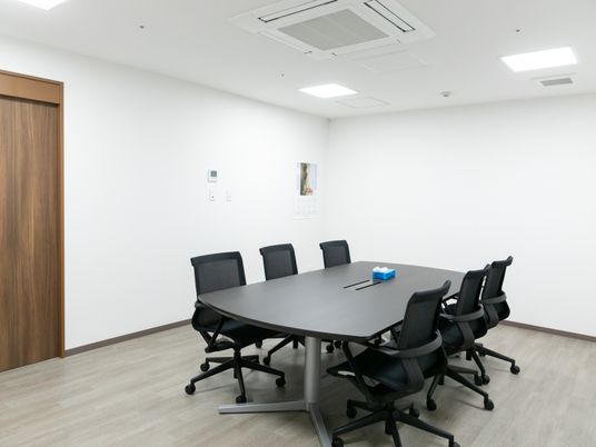 会議用テーブルと椅子の部屋