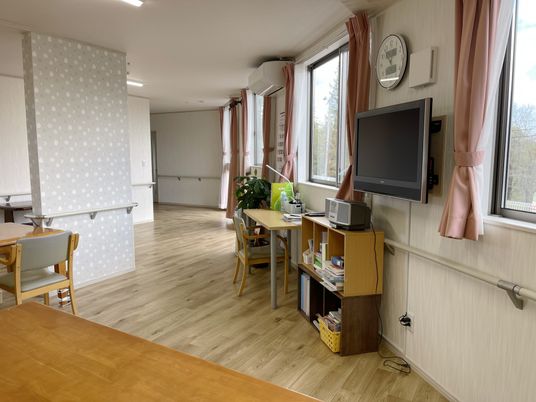 共有スペースの明るい居室