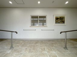 白壁と手すりの廊下