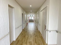 広々とした清潔な廊下