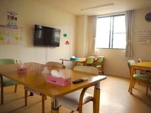 窓から光が差し込む部屋