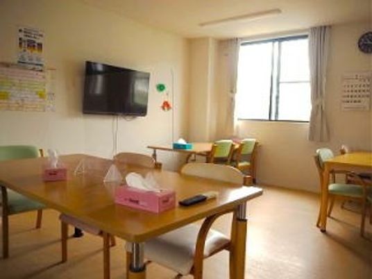 窓から光が差し込む部屋