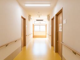 手すりのある長い廊下