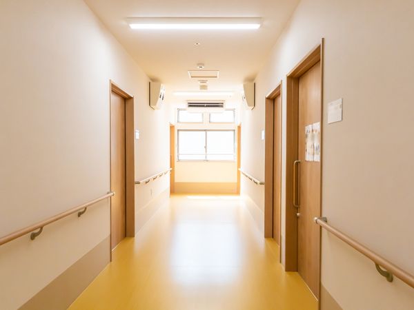 手すりのある長い廊下