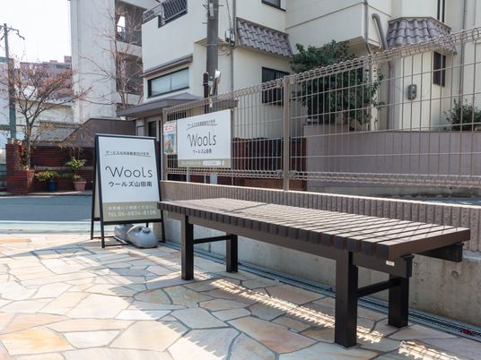 施設の外観ベンチ