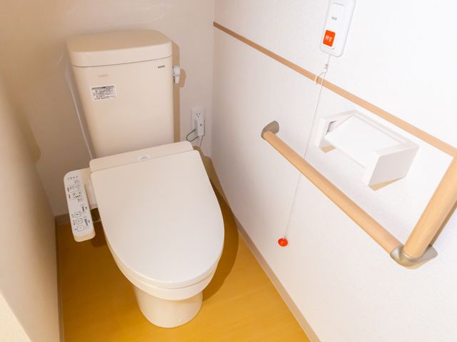 広々としたトイレ トイレ 使いやすい広々としたトイレです。手すりが設置され、安心して利用できます。