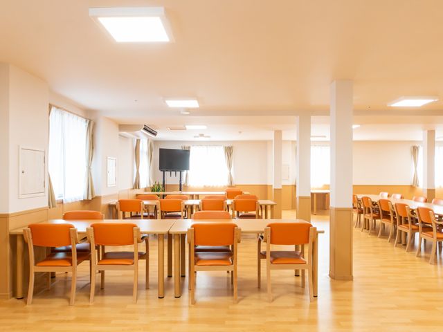 広々とした食堂 食堂 明るく広々とした共有スペースです。自然光が差し込み、アットホームな雰囲気が感じられます。