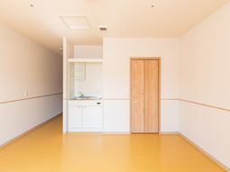 シンプルなキッチン付き部屋